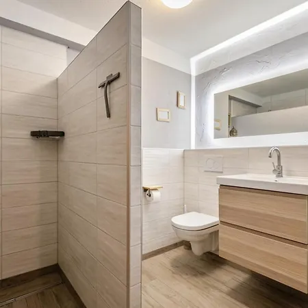 Tuerkis - Jaspis Mit Rubin Apartment *